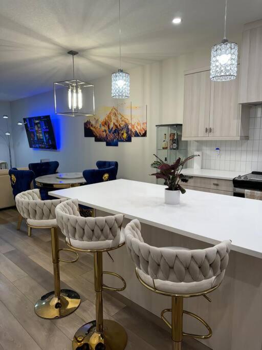 Luxury Home Away From Home, A Villa With 3 Bdrm And 3 Bath 卡加利 外观 照片